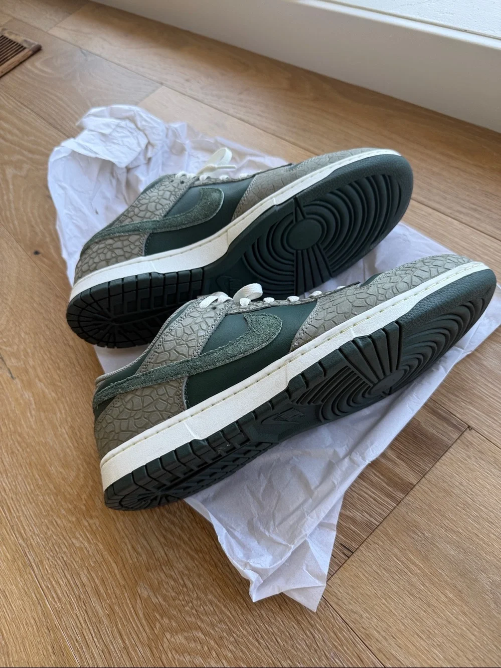 Nike Dunk Low Retro PRM Low-Top Sneakers - Dark Stucco Vintage Green